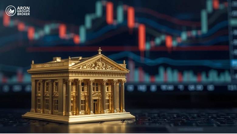 المخاطر التشغيلية تشير المخاطر التشغيلية إلى خطر الخسارة المالية الناتجة عن أخطاء أو أعطال أو اضطرابات تسببها الموارد البشرية أو الأنظمة أو العمليات الداخلية في البنك. وفي القطاع المصرفي، تتركز أعلى مستويات المخاطر التشغيلية عادةً في المجالات التي تعتمد بشدة على التكنولوجيا أو العمليات المعقدة أو التفاعل المباشر مع العملاء. وتتصدر تكنولوجيا المعلومات (IT) والخدمات المصرفية الرقمية هذه القائمة. كما أن الأقسام المتعلقة بالتسويات والمدفوعات معرضة لأخطاء مكلفة بسبب ارتفاع حجم المعاملات وحساسية الوقت. بالإضافة إلى ذلك، تحمل الأنشطة المعتمدة على العنصر البشري داخل الفروع مستوى مرتفعاً من المخاطر التشغيلية بسبب احتمال الخطأ البشري أو الاحتيال. وعلى النقيض من ذلك، تواجه أقسام مثل تحليل السوق والتسويق والموارد البشرية عادةً مخاطر تشغيلية أقل. فهذه الوحدات لا تشارك مباشرة في المعاملات المالية أو الأنظمة الحرجة، ما يعني أن احتمال حدوث خسائر مالية مباشرة وشديدة يكون أقل. ومع ذلك، قد تؤدي الأخطاء في هذه المجالات أيضاً إلى آثار مهمة، وإن كانت غير مباشرة. وقد يؤدي تحقق المخاطر التشغيلية إلى اضطرابات في الخدمات المصرفية وفقدان ثقة الجمهور وعقوبات قانونية وانخفاض السيولة. وفي الحالات الشديدة، قد تزيد هذه المشكلات الضغط على النظام المالي وتخلق تقلبات في السوق وحتى تؤدي إلى عدم استقرار اقتصادي على المستوى الوطني أو الدولي. لذلك فإن الإدارة الفعالة لهذا النوع من المخاطر ضرورية ليس فقط لصحة البنك، بل لاستقرار الاقتصاد بأكمله. المخاطر القانونية والتنظيمية تشير المخاطر القانونية والتنظيمية إلى الأخطار التي تواجهها البنوك نتيجة عدم الامتثال للقوانين والأنظمة والمعايير التي تحكم الصناعة المصرفية. وقد تنشأ هذه المخاطر من التغيرات التشريعية أو اختلاف تفسيرات اللوائح أو الإخفاق في تلبية متطلبات الجهات الرقابية. العوامل التي تدفع المخاطر القانونية والتنظيمية ● التغيرات في القوانين واللوائح: قد تتطلب القوانين الجديدة أو المعدلة تغييرات في عمليات البنك وسياساته. وقد يؤدي الفشل في التكيف بسرعة وبشكل مناسب إلى تعريض البنك لغرامات وعقوبات. ● عدم الامتثال لمتطلبات AML/CFT: إن الإخفاق في تنفيذ متطلبات مكافحة غسل الأموال (AML) وتمويل الإرهاب (CFT) بشكل صحيح، مثل إجراءات اعرف عميلك (KYC) والإبلاغ عن المعاملات المشبوهة، قد يؤدي إلى مسؤولية قانونية شديدة وإضرار بالسمعة. ● انتهاك حقوق المستهلك: إن غياب الشفافية مع العملاء أو فرض أسعار أو رسوم غير عادلة أو ممارسة التمييز قد يؤدي إلى شكاوى قانونية وتعويضات مالية. وقد يؤدي تحقق المخاطر التنظيمية إلى غرامات كبيرة وقيود تشغيلية وفقدان الترخيص المصرفي أو حتى الإفلاس. ولإدارة هذا الخطر، تنشئ البنوك إدارات مخصصة للامتثال وإدارة المخاطر القانونية. وتعمل هذه الوحدات على الحد من احتمال المخالفات من خلال المراقبة المستمرة للتغيرات القانونية وتدريب الموظفين وإجراء التقييمات الداخلية وتطبيق السياسات الوقائية. كما تستخدم البنوك المستشارين القانونيين وتقنيات المراقبة الآلية لضمان التكيف مع التغيرات التنظيمية في الوقت المناسب.